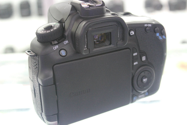 USED Canon EOS 60D 18 MP CMOS Digital SLR Camera with 18-55mm f/3.5-5.6 IS II SLR Lens